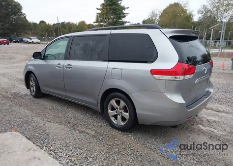 2011 Toyota Sienna Le V6 z USA, uszkodzony, nr VIN 5TDKK3DCXBS029191